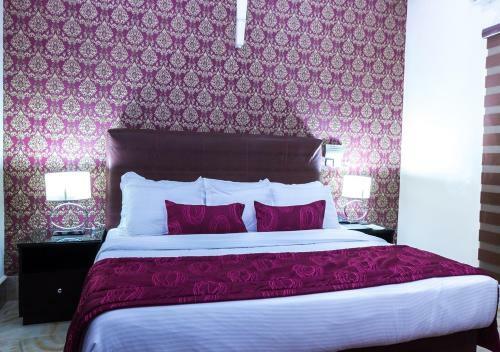 The Cromwell Courtyard Hotel Ltd