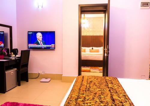 The Cromwell Courtyard Hotel Ltd