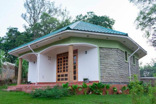 Tooro Fairway Hotel