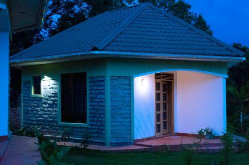 Tooro Fairway Hotel
