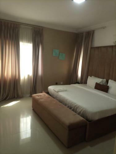 Sunny Green Service Apartment With Pool And Gym