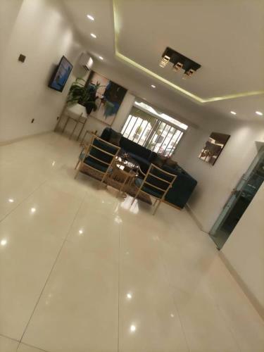 Sunny Green Service Apartment With Pool And Gym