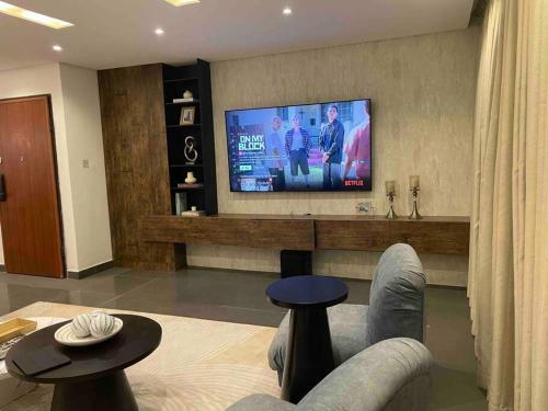 Upscale 3 Bedroom High-rise Apartment In V/island