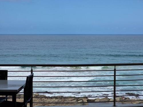 Apartamento 2 Bedroom Beachfront Gem!