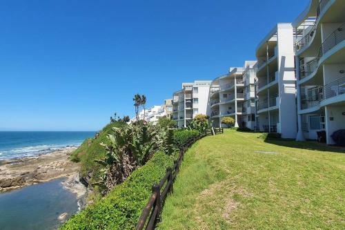 Apartamento 2 Bedroom Beachfront Gem!