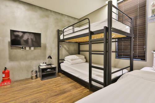 Jongro Makers X Pretty Hotel
