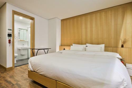 Jongro Makers X Pretty Hotel