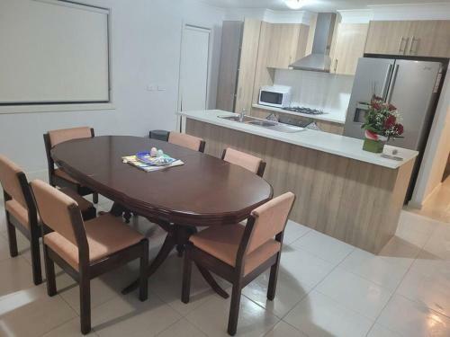 Cheerful 4 Bedroom Place Near The Beach.