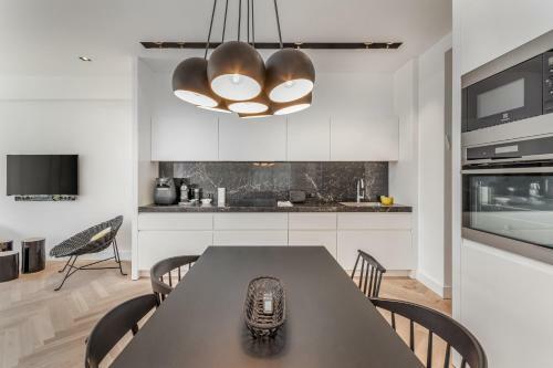 Stunning And Design 2bdr Apartment