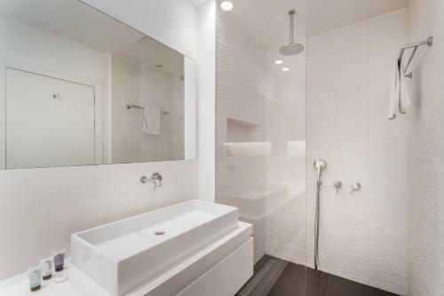 Stunning And Design 2bdr Apartment