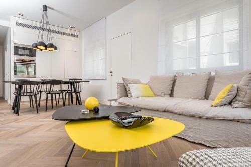 Stunning And Design 2bdr Apartment