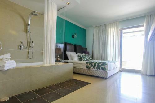 Olive Baywatch Hotel