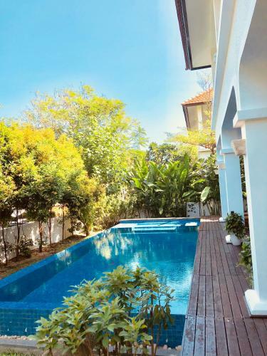 Excellent Ruby Villa Near Han River