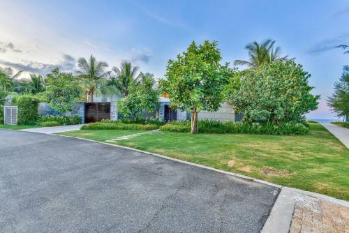 Stunning Beachfront 6br Villa W Largest Pool