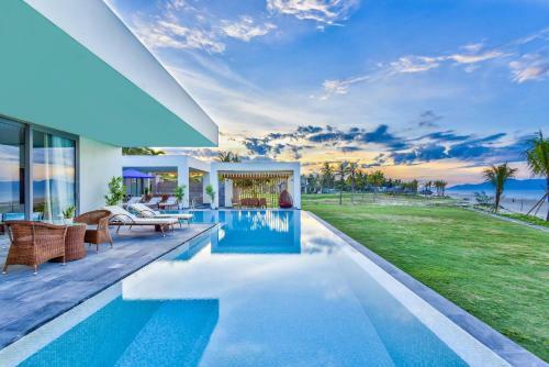 Stunning Beachfront 6br Villa W Largest Pool