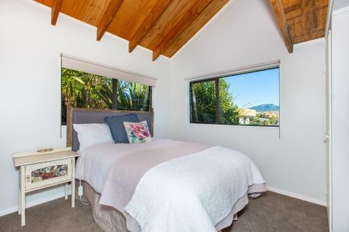 Sunshine Lookout - Raglan Holiday Home