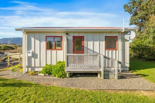 Cottage On Rutherford - Waikanae Beach Holiday Home