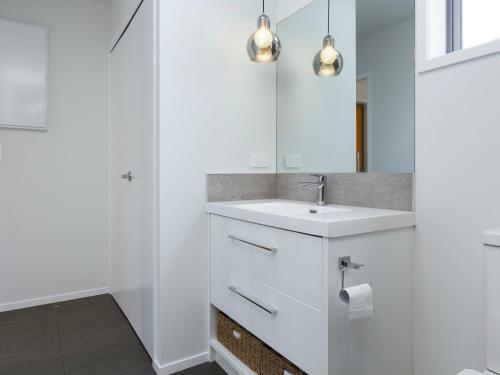 Escape On Edinburgh - Waihi Beach Holiday Home
