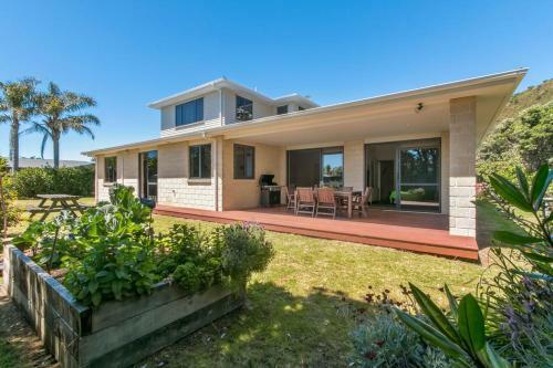 The Bowentown Bach - Waihi Beach Holiday Home