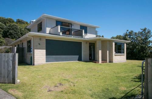 The Bowentown Bach - Waihi Beach Holiday Home