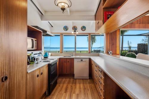 Lakefront Beauty - Hannahs Bay Holiday Home