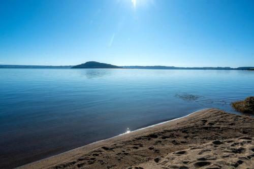Lakefront Beauty - Hannahs Bay Holiday Home