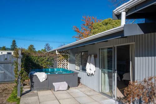 Lakefront Beauty - Hannahs Bay Holiday Home