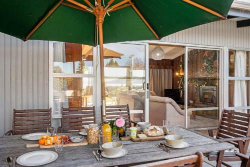 Lakefront Beauty - Hannahs Bay Holiday Home