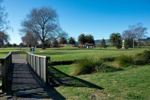 Lakefront Beauty - Hannahs Bay Holiday Home