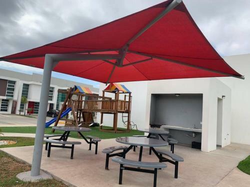 New House / Vip / 1 Block To The Beach