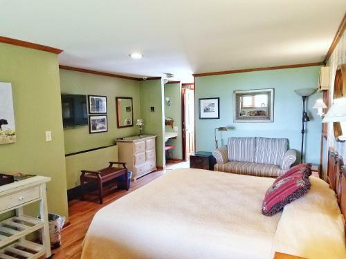 Bed & Breakfast Sandaway Waterfront Lodging