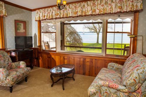 Bed & Breakfast Sandaway Waterfront Lodging
