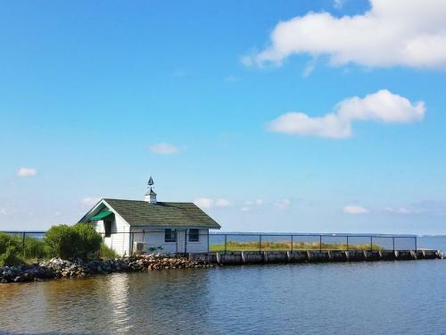 Bed & Breakfast Sandaway Waterfront Lodging