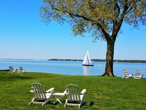 Bed & Breakfast Sandaway Waterfront Lodging