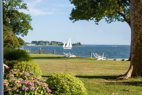 Bed & Breakfast Sandaway Waterfront Lodging