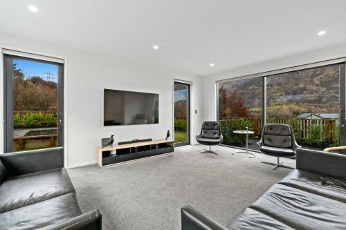 Bridesdale Views - Lake Hayes Holiday Home