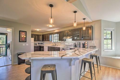 Modern Show Low Retreat With Deck And Mtn Views!