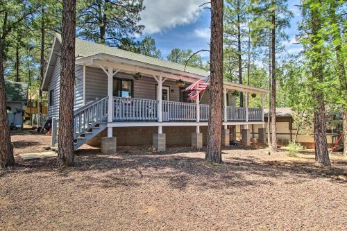 Quaint Show Low Cabin With 2 Decks And Gas Grill!