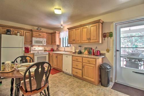 Quaint Show Low Cabin With 2 Decks And Gas Grill!