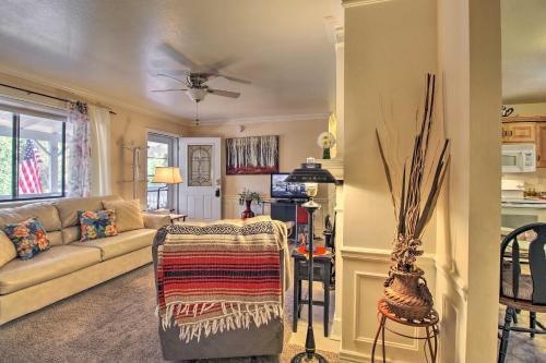 Quaint Show Low Cabin With 2 Decks And Gas Grill!