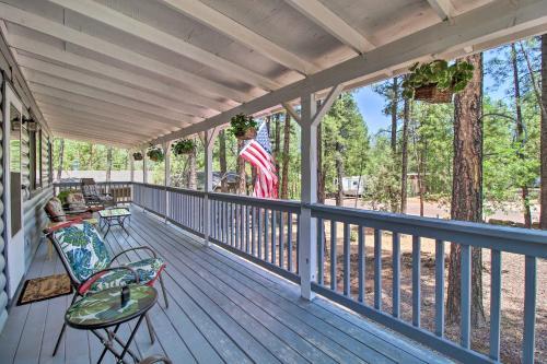 Quaint Show Low Cabin With 2 Decks And Gas Grill!