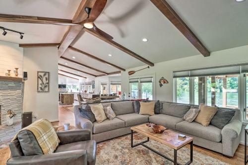 Cotter Home With Direct Access To White River!