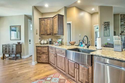 Williams Home With Patio, Gas Grill And Fire Pit!
