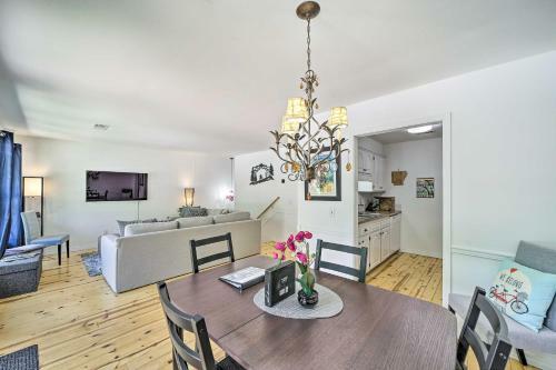 Stunning Bella Vista Retreat With Lake Access!