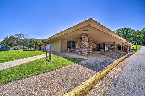 Stunning Bella Vista Retreat With Lake Access!