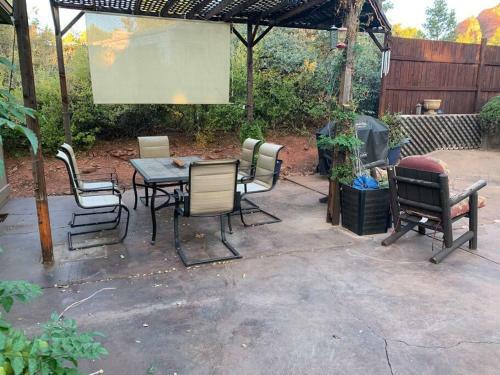 3 Bedroom With Stunning Red Rock Views! Walk To Trails!