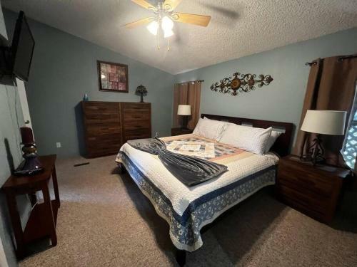 3 Bedroom With Stunning Red Rock Views! Walk To Trails!