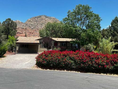 3 Bedroom With Stunning Red Rock Views! Walk To Trails!
