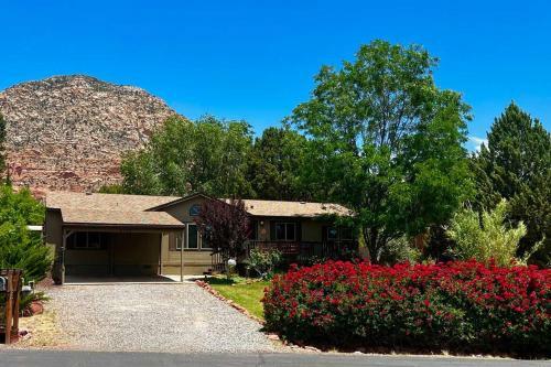3 Bedroom With Stunning Red Rock Views! Walk To Trails!