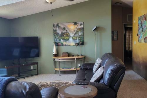 3 Bedroom With Stunning Red Rock Views! Walk To Trails!